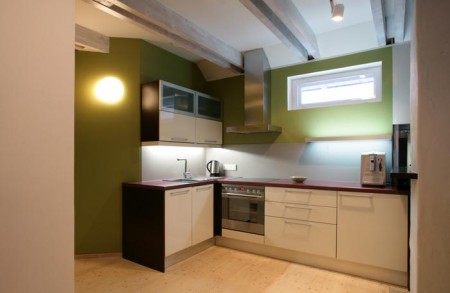 köögimööbel-valge-köögimööbel-rohelisel-taustal-köögitehnikaga    