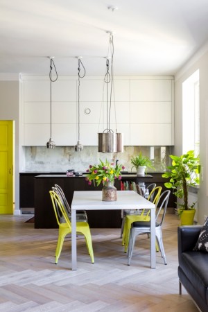 köögimööbel-valge-laua-värviliste-toolidega 