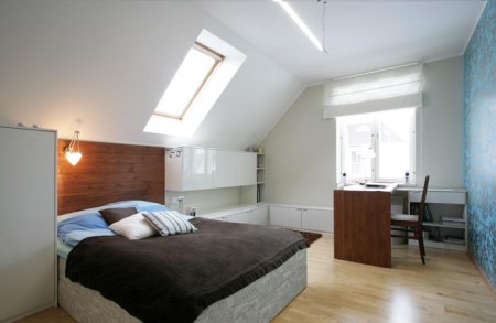 magamistoa-mööbel-valge-magamistuba-sinaka-tapeedi-ja-pruuni-puidug 