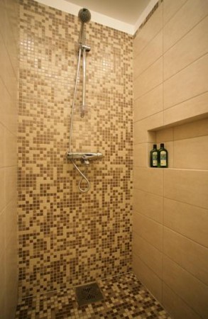 vannitoa-mööbel- mosaiik-duss-riiul-seinas 
