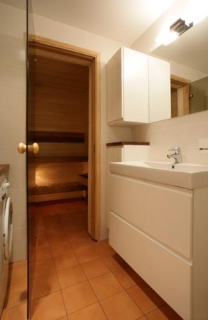 vannitoa-mööbel-dussiruumist-sauna-saunauks-klaasist-peegel-valged-kapid-integreeritud-kraanikausiga