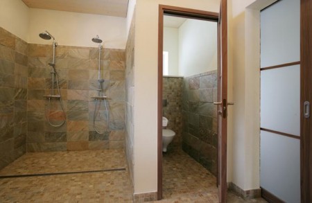vannitoa-mööbel-graniit-plaadiga-vannituba-kahe-dussiga