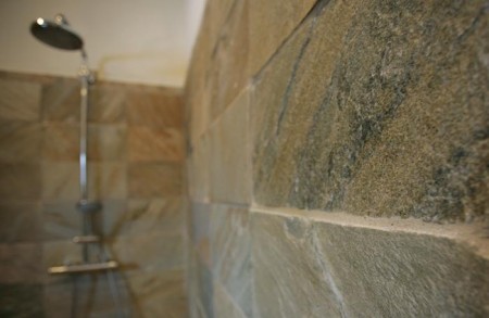 vannitoa-mööbel-graniit-seinaplaat
