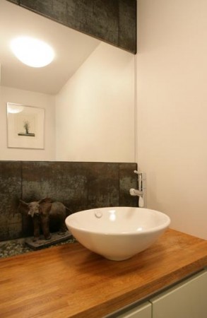 vannitoa-mööbel-kivisein-peegli-ja kapil-oleva-valamu