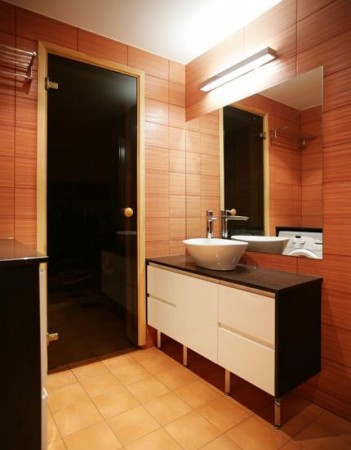 vannitoa-mööbel-punane-plaat-must-kapi-tööpind-valge-kraanikauss-vannitoas