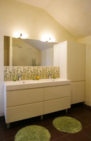 vannitoa-mööbel-valge-vannituba-tumeda-põrandaga 