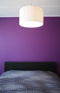 julged-värvilahendused-magamistuba-voodi-lamp    