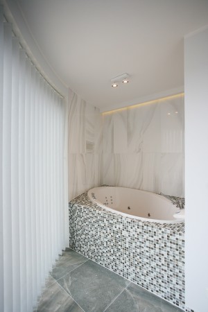vannitoa-mööbel-mosaiigiga-ümbritsetud-vann-akna-ääres