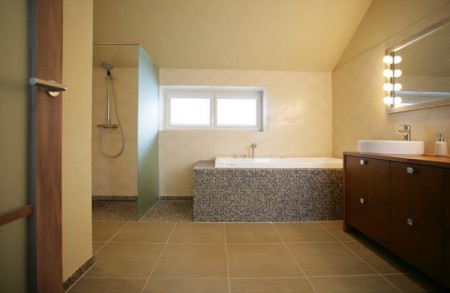 vannitoa-mööbel-suur-vannituba-vanni-ja-dussiga 