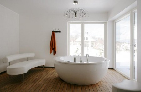 vannitoa-mööbel-väga-avar-vann-keset-tuba 